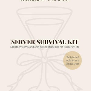 Puede incluir: Una portada de libro beige con el título "SERVER SURVIVAL KIT" en letras negras en negrita. La portada incluye un dibujo lineal de una copa de cóctel y el texto "Scripts, systems, and shift-saving strategies for restaurant life."