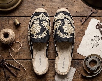 Ballerine vintage in paglia nera con stampa floreale, fatte a mano: traspiranti, assorbono il sudore e controllano gli odori.