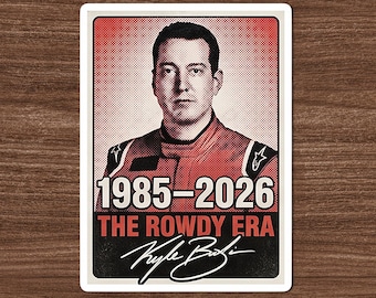 カイル・ブッシュ ラウディ時代ステッカーマグネット、NASCARメモリアルデカール、1985-2026レーシングトリビュート、ビンテージレースカーファンギフト