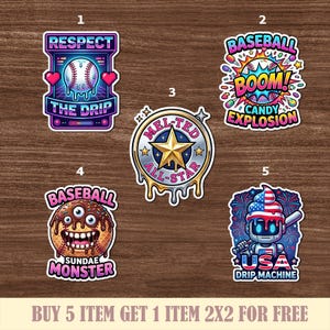 Peut inclure: Cinq autocollants color&eacute;s sur le th&egrave;me du baseball. Les motifs comprennent une balle de baseball avec "Respect The Drip", "Baseball Boom! Candy Explosion", un badge "Melted All-Star", un "Baseball Sundae Monster" et un robot "USA Drip Machine".