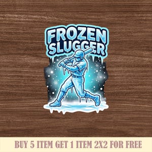 Puede incluir: Una pegatina con un jugador de b&eacute;isbol con uniforme azul, bateando. El texto "FROZEN SLUGGER" est&aacute; encima del jugador, con un dise&ntilde;o helado. Los copos de nieve y los car&aacute;mbanos se suman al tema invernal.