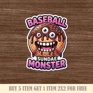 Peut inclure: Autocollant repr&eacute;sentant un monstre de glace gaufre de dessin anim&eacute; avec trois yeux, un large sourire et de la sauce au chocolat. Le texte "BASEBALL SUNDAE MONSTER" est en rose et blanc. Fond en bois.