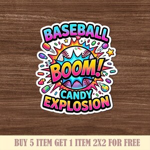 Peut inclure: Un autocollant color&eacute; avec les mots "BASEBALL BOOM! CANDY EXPLOSION" dans un style bande dessin&eacute;e. Le design pr&eacute;sente une balle de baseball, des &eacute;toiles et des &eacute;l&eacute;ments de bonbons aux couleurs vives. L'autocollant est sur un fond en bois.