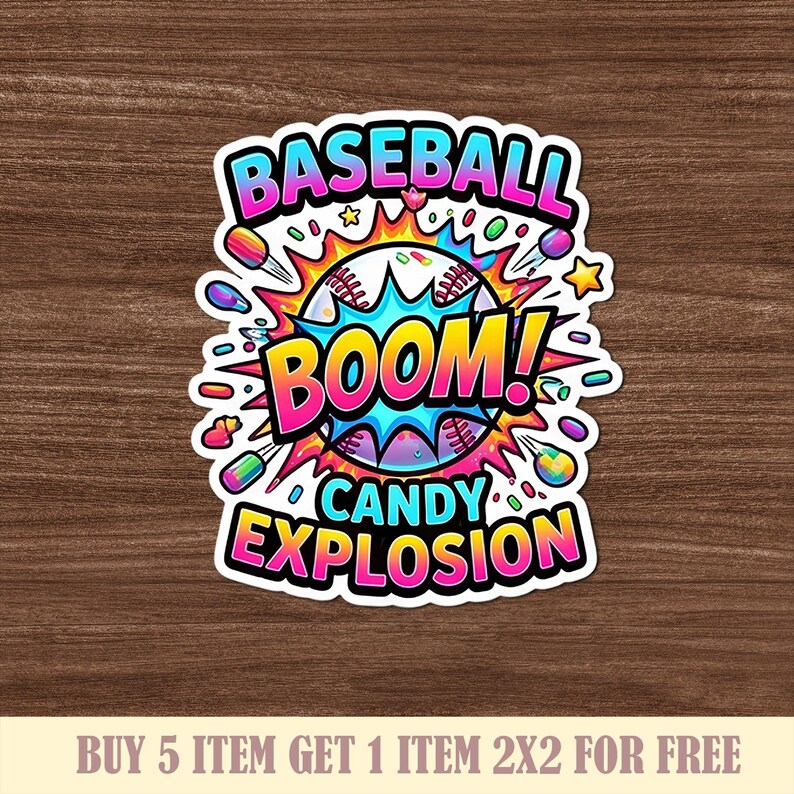 Peut inclure: Un autocollant color&eacute; avec les mots "BASEBALL BOOM! CANDY EXPLOSION" dans un style bande dessin&eacute;e. Le design pr&eacute;sente une balle de baseball, des &eacute;toiles et des &eacute;l&eacute;ments de bonbons aux couleurs vives. L'autocollant est sur un fond en bois.
