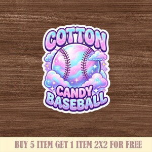 Puede incluir: Una pegatina con un b&eacute;isbol con tem&aacute;tica de algod&oacute;n de az&uacute;car. El b&eacute;isbol es rosa y azul con costuras blancas, rodeado de nubes y estrellas. Las palabras "COTTON CANDY BASEBALL" est&aacute;n escritas en una fuente de burbujas.