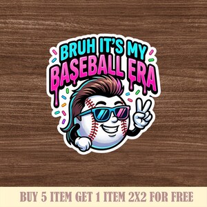 Puede incluir: Una pegatina con una pelota de b&eacute;isbol con gafas de sol y un signo de la paz. El texto "BRUH IT'S MY BASEBALL ERA" est&aacute; encima. La pegatina tiene un borde blanco y detalles coloridos.