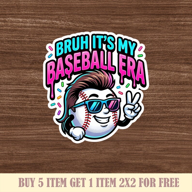 Puede incluir: Una pegatina con una pelota de b&eacute;isbol con gafas de sol y un signo de la paz. El texto "BRUH IT'S MY BASEBALL ERA" est&aacute; encima. La pegatina tiene un borde blanco y detalles coloridos.