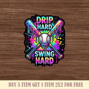 Puede incluir: Una pegatina con tem&aacute;tica de b&eacute;isbol con un contorno negro presenta bates de b&eacute;isbol cruzados y una pelota de b&eacute;isbol. Las palabras "DRIP HARD" y "SWING HARD" est&aacute;n en una fuente colorida y goteante. El fondo tiene un efecto de salpicadura con colores ne&oacute;n.