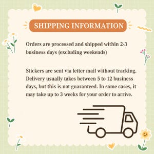 Puede incluir: Fondo verde claro con borde festoneado y detalles florales. La imagen contiene el texto "SHIPPING INFORMATION" en un rect&aacute;ngulo marr&oacute;n. Debajo, detalles sobre el procesamiento y los plazos de entrega.