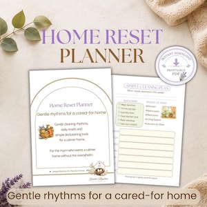 Op de afbeelding: Een Home Reset Planner printbare PDF met twee pagina's vol tekst en illustraties. De voorpagina bevat de titel, een mand met schoonmaakmiddelen en een vogelnestafbeelding. De tweede pagina bevat een eenvoudig schoonmaakplan met checklists.