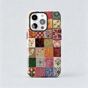 Puede incluir: Una funda para smartphone con una cuadrícula de azulejos cuadrados de diversos colores y diseños, que incluyen motivos florales, mariposas, corazones, estrellas, un trébol y motivos celestiales. La funda tiene un recorte para una cámara triple.
