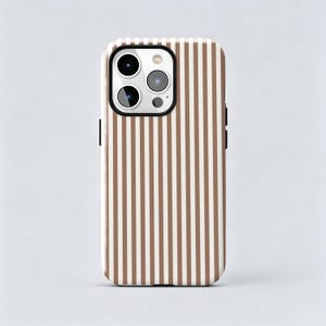 Op de afbeelding: Een smartphonehoesje met een verticaal streeppatroon in afwisselende tinten lichtbruin en gebroken wit. Het hoesje heeft een rechthoekige uitsparing in de linkerbovenhoek voor een drievoudig camerasysteem en een flitser, met een zwarte rand.