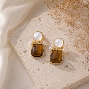 Boucles d'oreilles géométriques en nacre oeil de tigre faites main - Bijoux tendance en cuivre plaqué or