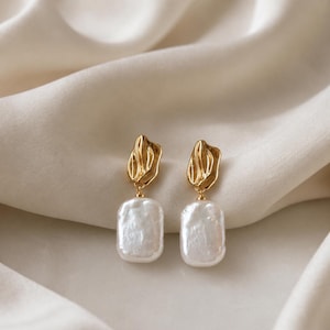 Pendientes colgantes barrocos de perlas hechos a mano, pendientes de botón esculturales en tono dorado, joyería nupcial romántica
