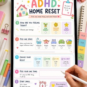 Może przedstawiać: Cyfrowa lista kontrolna ADHD Home Reset wyświetlona na ekranie tabletu. Kolorowy planer zawiera pięć kroków: ocenę poziomu energii, wybór pomieszczenia, określenie czasu trwania, zidentyfikowanie jednego zadania oraz ustawienie minutnika do porządkowania domu.