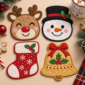 Könnte beinhalten: Vier gesteppte Stoffuntersetzer mit Weihnachtsmotiven: ein braunes Rentier mit roter Nase, ein weißer Schneemann mit schwarzem Zylinder, ein roter Strumpf mit weißen Schneeflocken und eine goldene Glocke mit roter Schleife und Stechpalmen.