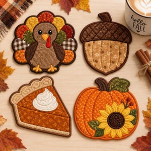 Puede incluir: Un juego de cuatro posavasos de tela acolchada con diseños otoñales: un pavo con plumas coloridas, una bellota con una tapa texturizada, una porción de tarta de calabaza con nata montada y una calabaza decorada con un girasol.