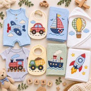 Könnte beinhalten: Ein Set aus Babyartikeln, bestehend aus einem hellblauen Flugzeug-Strampler, einem grauen Zug-Body, zwei cremefarbenen Lätzchen mit Auto- und LKW-Applikationen, zwei gefalteten Handtüchern mit Segelboot- und Dampfschiffmotiven sowie einem Kapuzenhandtuch.