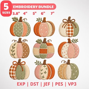 Op de afbeelding: Een borduurpakket met negen pompoenontwerpen in oranje, groene en crèmetinten met patronen zoals stippen, ruitjes en kruissteken. De tekst bevat 5 SIZES 3.8" 4" 5" 6" 7" en de bestandsformaten EXP, DST, JEF, PES, VP3.
