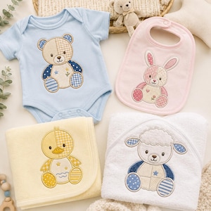 Può includere: Un body azzurro con ricamo di orsetto, una bavaglino rosa con ricamo di coniglietto, una copertina gialla con ricamo di anatroccolo e un asciugamano bianco con cappuccio e ricamo di pecora, tutti con motivi in stile patchwork.