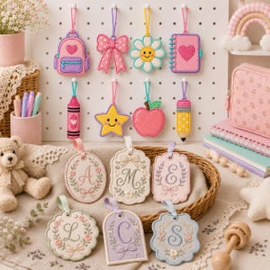 Pacote de Bordados ITH para Etiquetas de Mochila Escolar, Chaveiros com Monograma para Mochila, Apliques de Lápis, Maçã e Livro, Arquivos de Bordado à Máquina