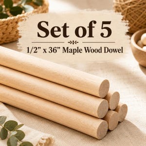 Puede incluir: Un juego de 5 varillas de madera de arce de color claro, cada una de 1,27 cm por 91,44 cm. Las varillas cilíndricas de madera están apiladas, con un acabado liso de veta natural y extremos circulares uniformes.