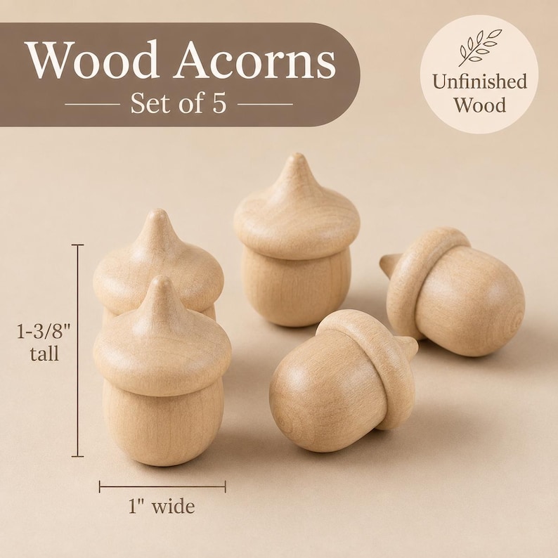 Pu&ograve; includere: Un set di cinque ghiande in legno grezzo. Ogni pezzo presenta una venatura del legno naturale chiara e liscia. Le ghiande misurano 3,49 cm di altezza e 2,54 cm di larghezza, come indicato dalle linee di misurazione. Il testo Wood Acorns Set of 5 &egrave; visibile.