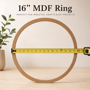 Pu&ograve; includere: Un anello in MDF da 40.6 cm, ideale per l'artigianato e i progetti fai-da-te, viene misurato con un metro a nastro giallo. Il testo "PERFECT FOR WREATHS, CRAFTS & DIY PROJECTS" &egrave; visualizzato sopra l'anello.