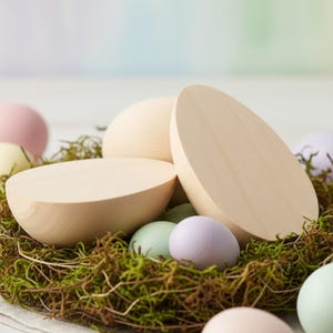 Puede incluir: Una taza de cerámica blanca con un asa negra y el texto "But First, Coffee" en un estilo manuscrito. La taza está sobre una superficie blanca. La taza mide aproximadamente 10 cm de alto.