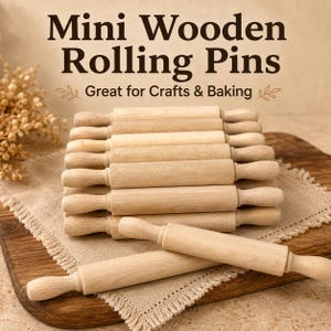 Può includere: Una collezione di mattarelli in legno di colore chiaro impilati, con un mattarello posizionato orizzontalmente davanti. Il testo "Mini Wooden Rolling Pins" e "Great for Crafts & Baking" è stampato in marrone scuro sopra gli oggetti.