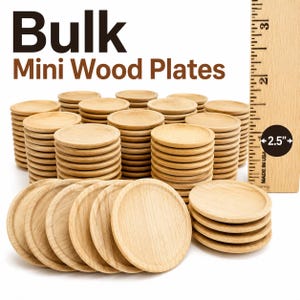 Puede incluir: Una gran colección de platos redondos de madera clara apilados en varias pilas. Una regla de madera en el lado derecho muestra que cada plato tiene un diámetro de 6,35 cm. El texto Bulk Mini Wood Plates es visible.