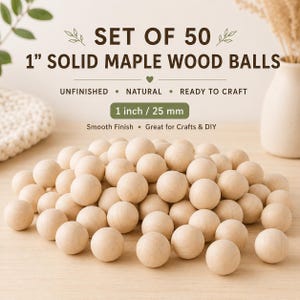 Pode incluir: Um conjunto de 50 bolas de madeira de ácer maciço, inacabadas e naturais, cada uma com 2,5 cm de diâmetro. As bolas com acabamento liso estão prontas para artesanato e projetos DIY. O texto na imagem diz: "SET OF 50, 1" SOLID MAPLE WOOD BALLS, UNFINISHED, NATURAL, READY TO CRAFT, 1 inch / 25 mm, Smooth Finish, Great for Crafts & DIY."