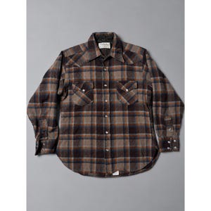 Puede incluir: Una camisa de manga larga con botones y un patrón de cuadros en tonos marrón, gris y azul. La prenda incluye dos bolsillos en el pecho con solapas puntiagudas, botones de presión metálicos, cuello en punta y forro interior acolchado.