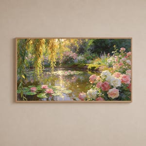 Puede incluir: Pintura enmarcada que representa una serena escena de estanque. Rosas rosas y blancas florecen cerca de la orilla del agua, con nenúfares y lotos rosas flotando en el agua. Los sauces cuelgan sobre el estanque y la luz del sol crea un efecto brillante.