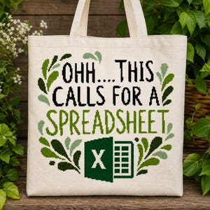 Może przedstawiać: Kremowa torba płócienna z haftem krzyżykowym przedstawiającym czarny napis "OHH... THIS CALLS FOR A SPREADSHEET" nad zieloną ikoną arkusza kalkulacyjnego, otoczona dekoracyjnymi wzorami zielonych liści na przedniej stronie torby.