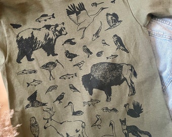 Camiseta con estampado manual de plantas y animales raros de Alberta