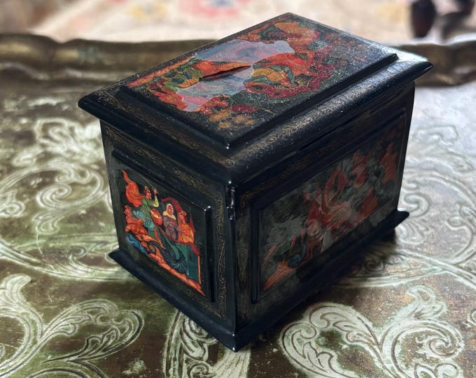 Vintage Russian Mstera Lacquer Casket – 5 Hand Painted Miniatures – Signed