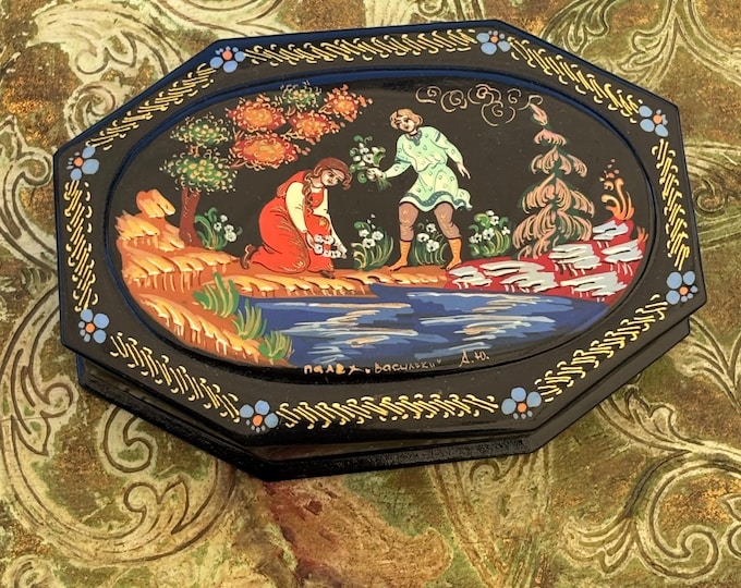 Vintage Russian Palekh Lacquer Box: Hand-Painted Folk Art Trinket (11.5cm)