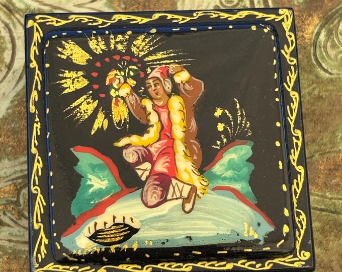 Vintage Russian Hand Painted Papier Mache Lacquer Box Folk Art Fairytale Gold Detail 6cm