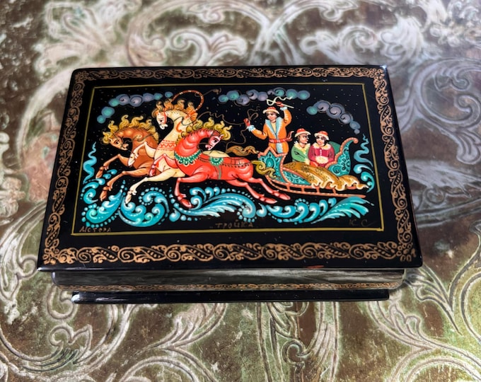 Vintage Russian Mstera Lacquer Box – Hand Painted Troika – Signed Papier Mâché Miniature