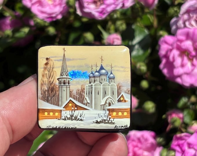 Russian Fedoskino Lacquer Box Hand Painted Mother of Pearl Winter Scene 4cm