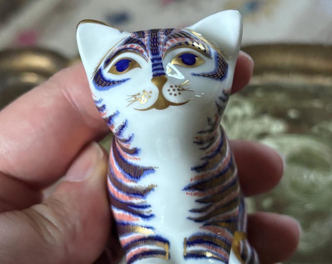 Royal Crown Derby Sitting Kitten Paperweight Gold Stopper 2004 English Bone China Cat Figurine