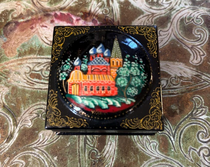 Vintage Russian Hand Painted Lacquer Miniature Box Signed Architectural Scene 6cm