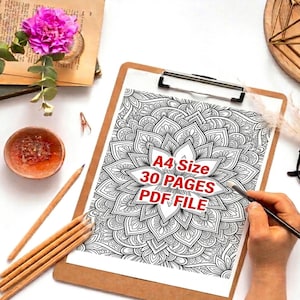 Op de afbeelding: Een bruin klembord met een wit vel papier met een complex zwart-wit bloemenmandala-patroon. De tekst A4 Size 30 PAGES PDF FILE staat in het rood in het midden gedrukt. Een hand houdt een zwart potlood boven het papier naast houten potloden.