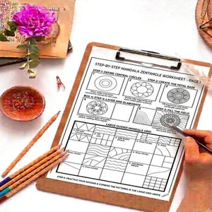 Puede incluir: Una hoja de trabajo paso a paso de mandala zentangle en un portapapeles con una mano sosteniendo un lápiz. El papel presenta cuadros de instrucciones numerados para dibujar círculos, pétalos y patrones, además de una cuadrícula grande.