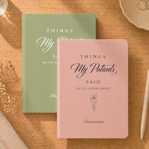 Può includere: Due quaderni con copertina rigida, uno verde salvia e uno rosa polvere, con il testo "THINGS My Patients SAID SO I'LL NEVER FORGET" in nero. Il quaderno rosa presenta un piccolo disegno floreale a linee e il nome "Sayazana" in basso.