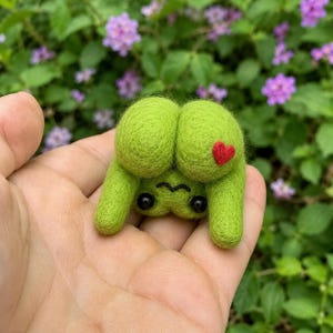 Schattige kikker kont naald vilten sculptuur, handgemaakte wollen kikker beeldje, grappige kikker buit decor, kawaii moskikker kunstpop, cadeau kikker liefhebbers