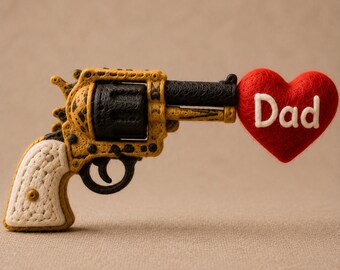 Anpassad filtprydnad med namn, handgjord cowboydekor i ullfilt, personlig present till pappa, handgjord fars dag-present