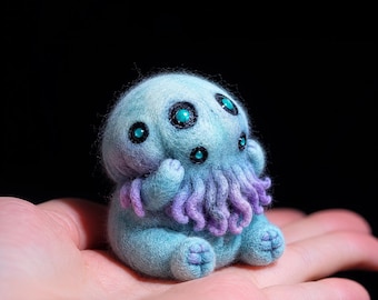 Naaldvilten baby Cthulhu-knuffel | Handgemaakt wolvilt Lovecraft-wezen | Leuke gotische bureaudecoratie | Mini Eldritch Art-pop cadeau