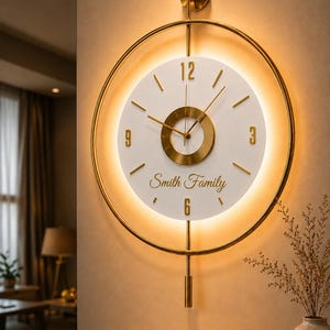 Grote LED-wandklok met achtergrondverlichting, goudkleurig metalen statement art (50 x 75 cm)